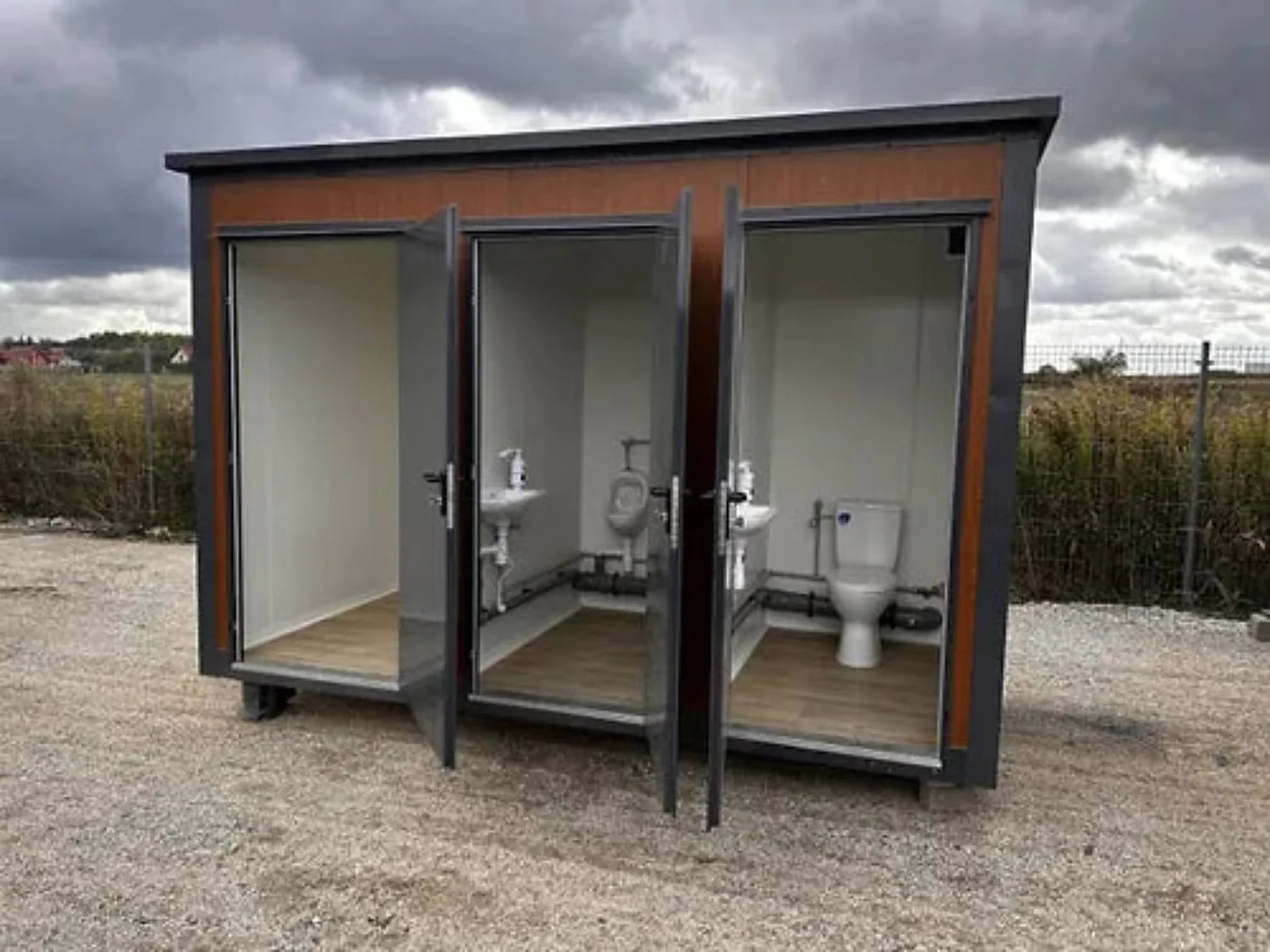 Sanitärcontainer vom Typ Pavilion mit Dreifachkabine