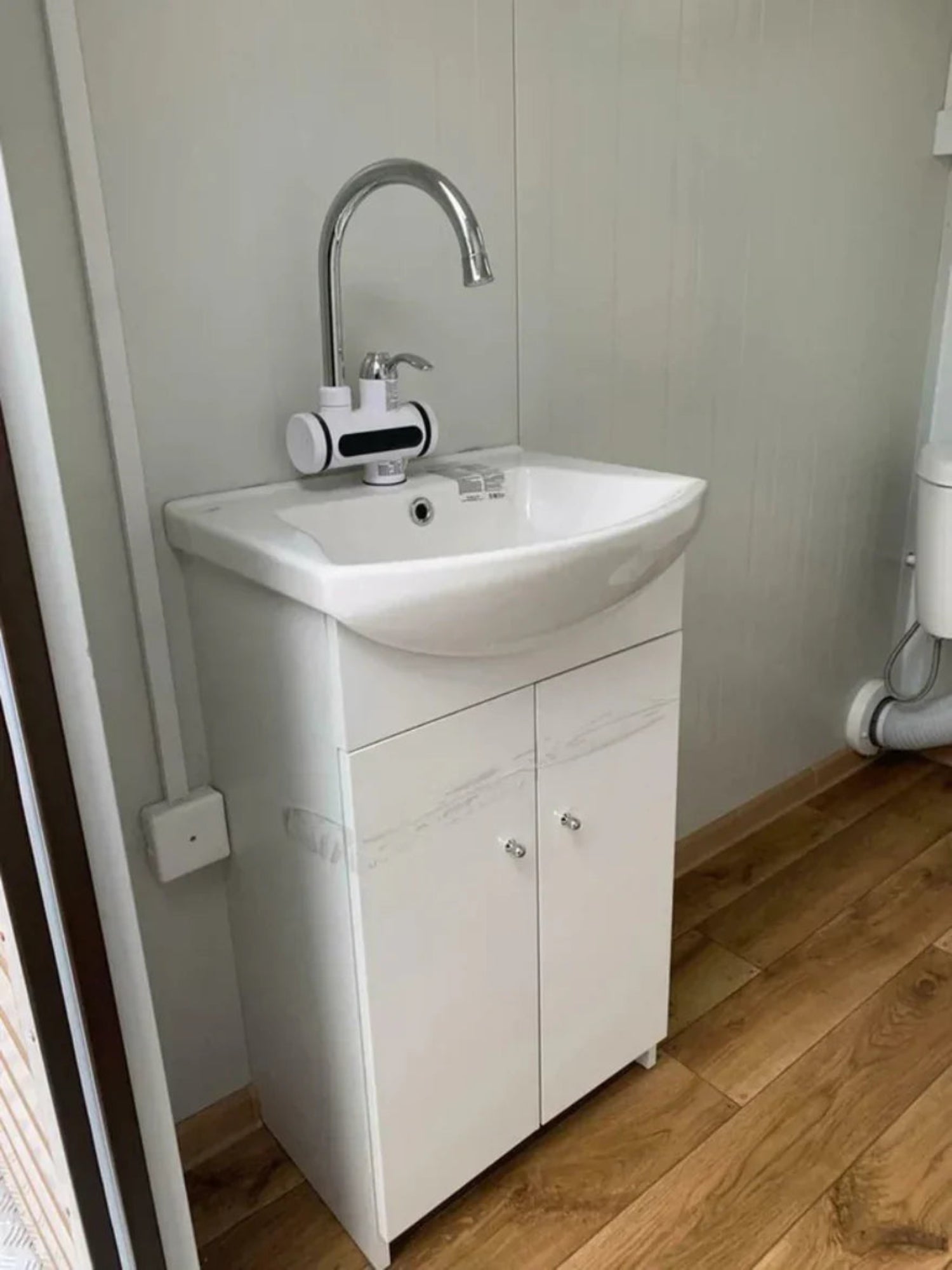 Doppelter Sanitärcontainer mit Abwassertank – WC-Container mit integriertem Fäkalientank