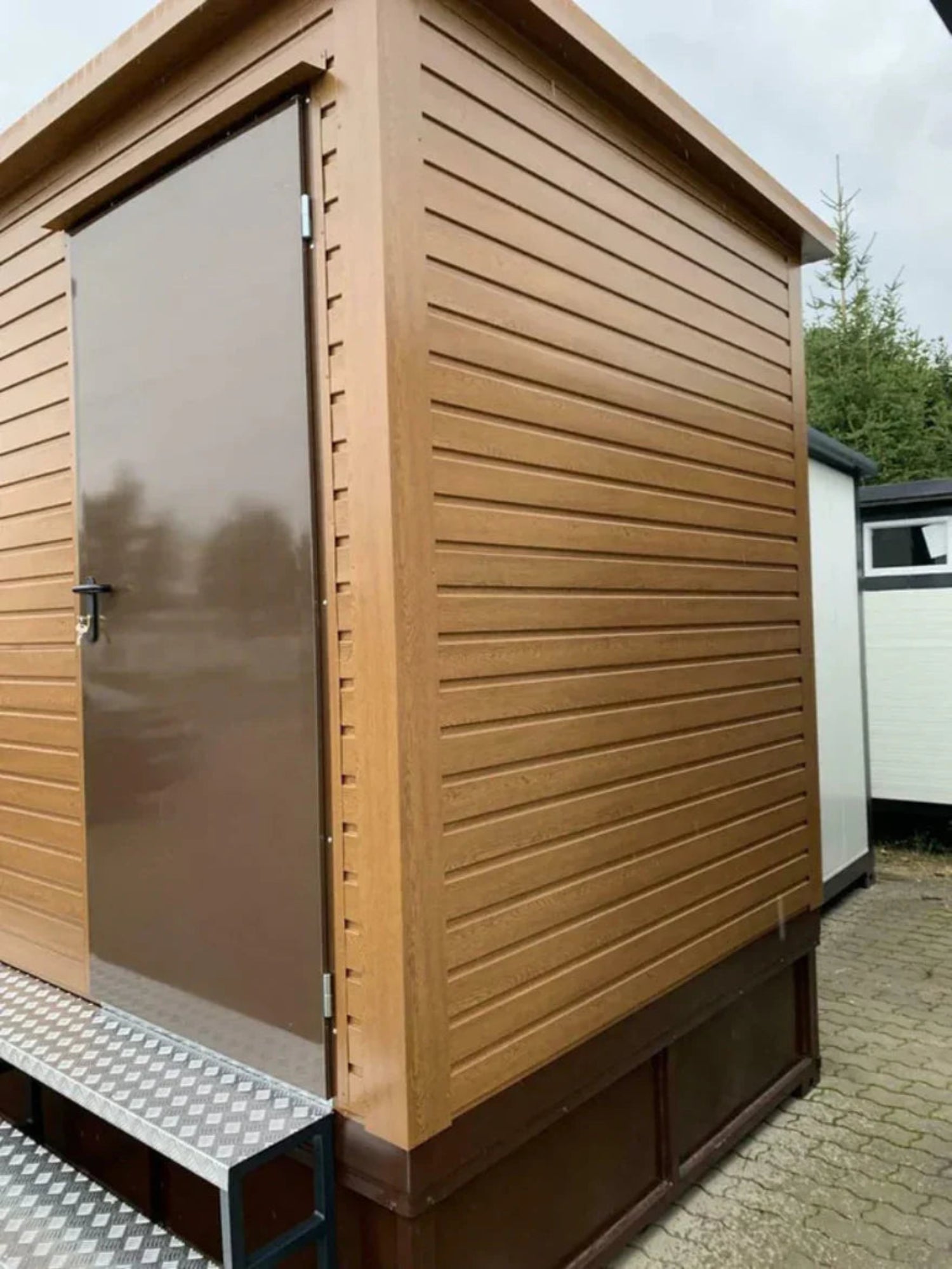 Doppelter Sanitärcontainer mit Abwassertank – WC-Container mit integriertem Fäkalientank
