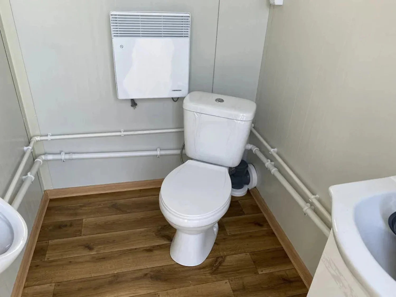 Doppelter Sanitärcontainer mit Abwassertank (weiß) – WC-Container mit integriertem Fäkalientank