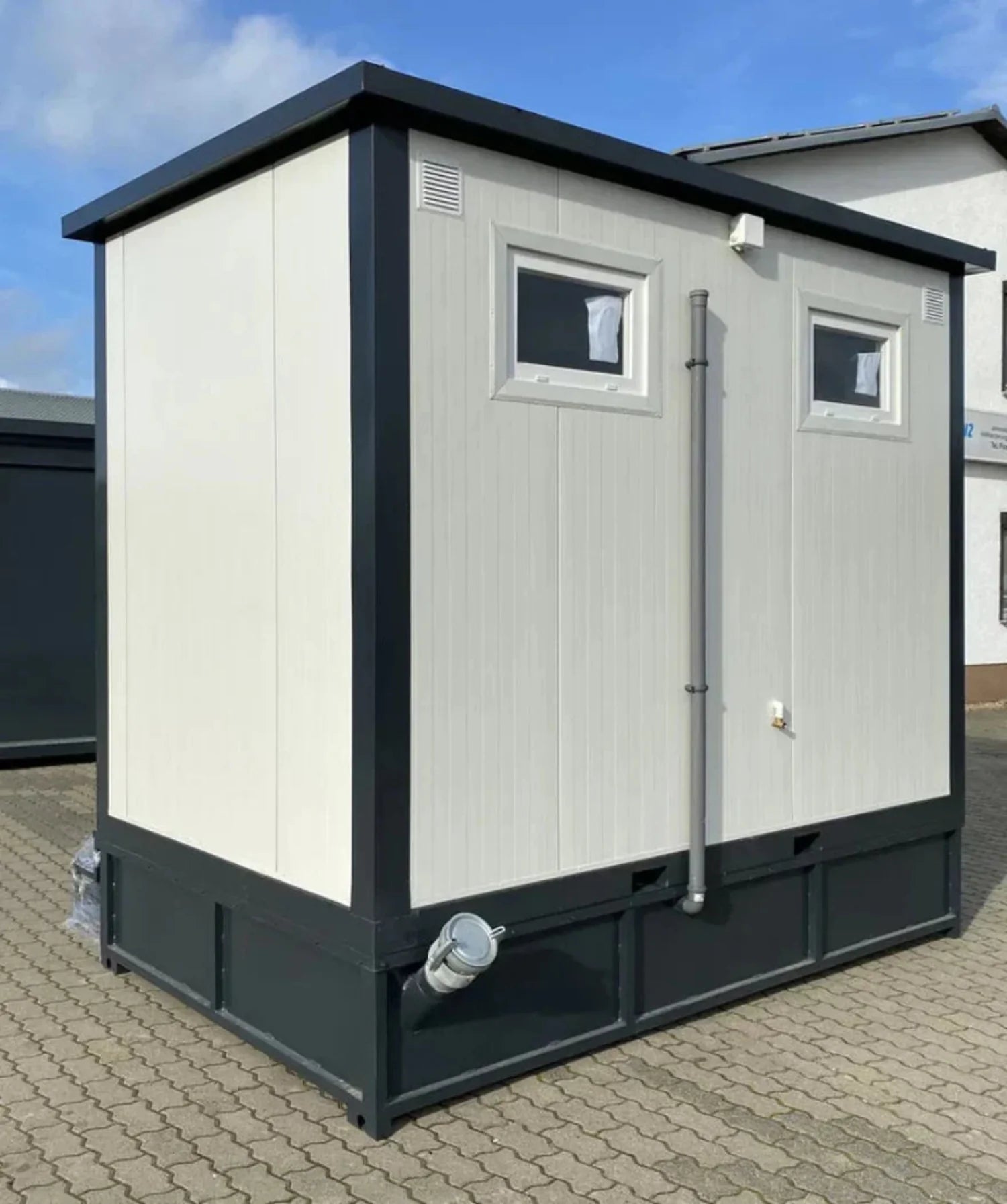 Doppelter Sanitärcontainer mit Abwassertank (weiß) – WC-Container mit integriertem Fäkalientank