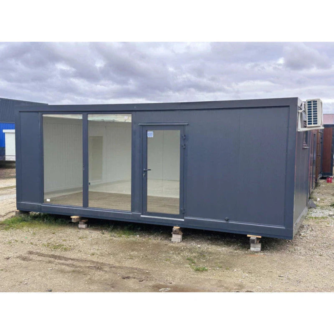 Hochcontainer 7 × 3 m – mit großen Vitrinen, Klimaanlage und Badezimmer