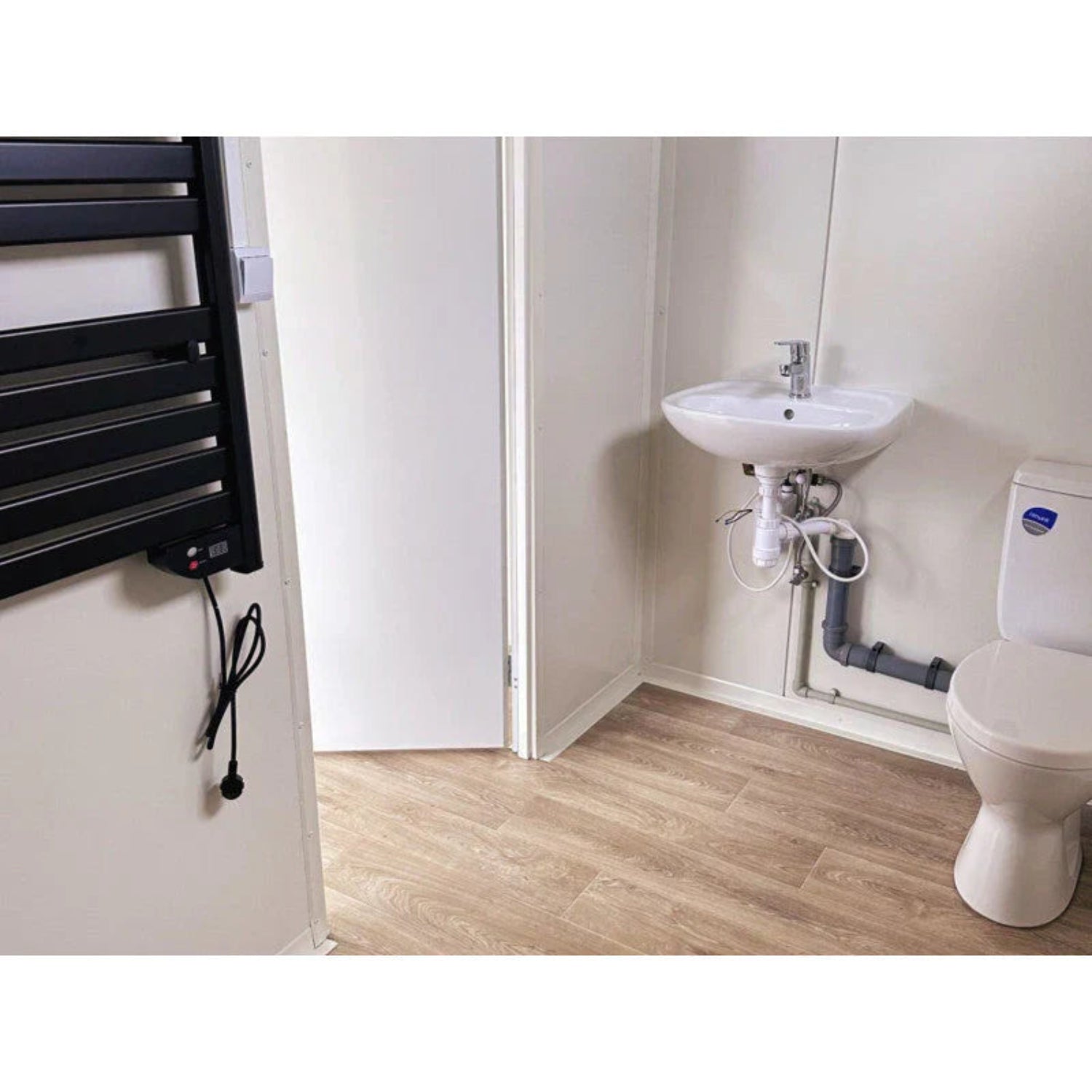 Hochcontainer 7 × 3 m – mit großen Vitrinen, Klimaanlage und Badezimmer