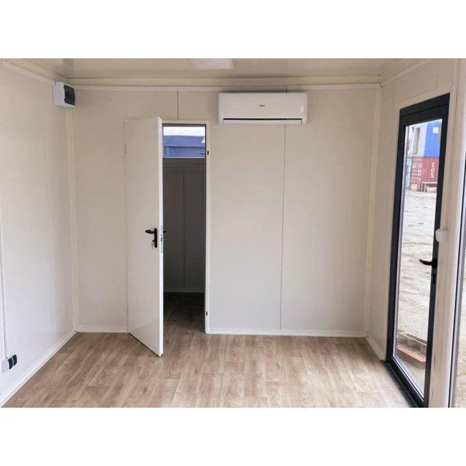 Hochcontainer 7 × 3 m – mit großen Vitrinen, Klimaanlage und Badezimmer