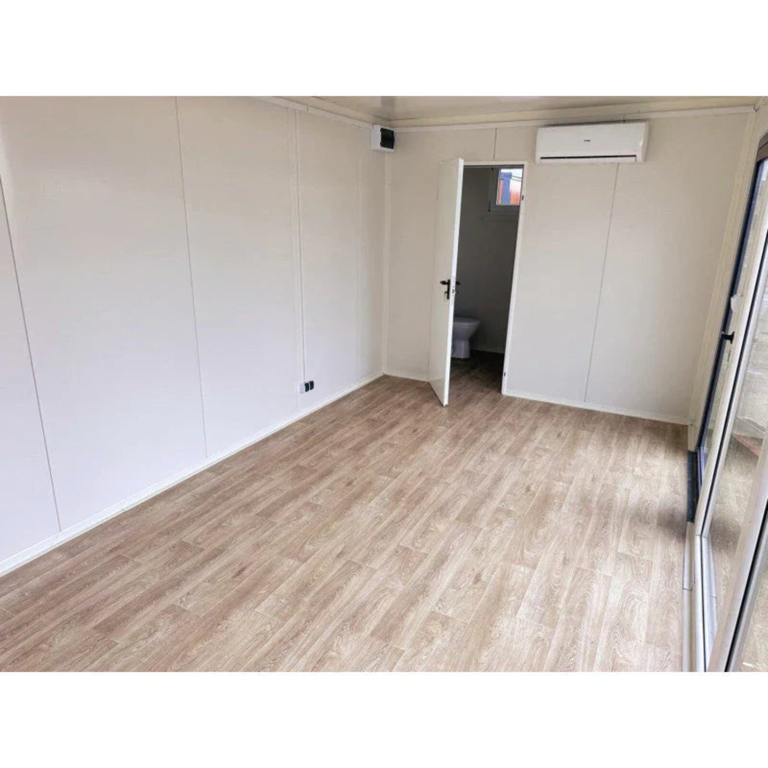 Hochcontainer 7 × 3 m – mit großen Vitrinen, Klimaanlage und Badezimmer
