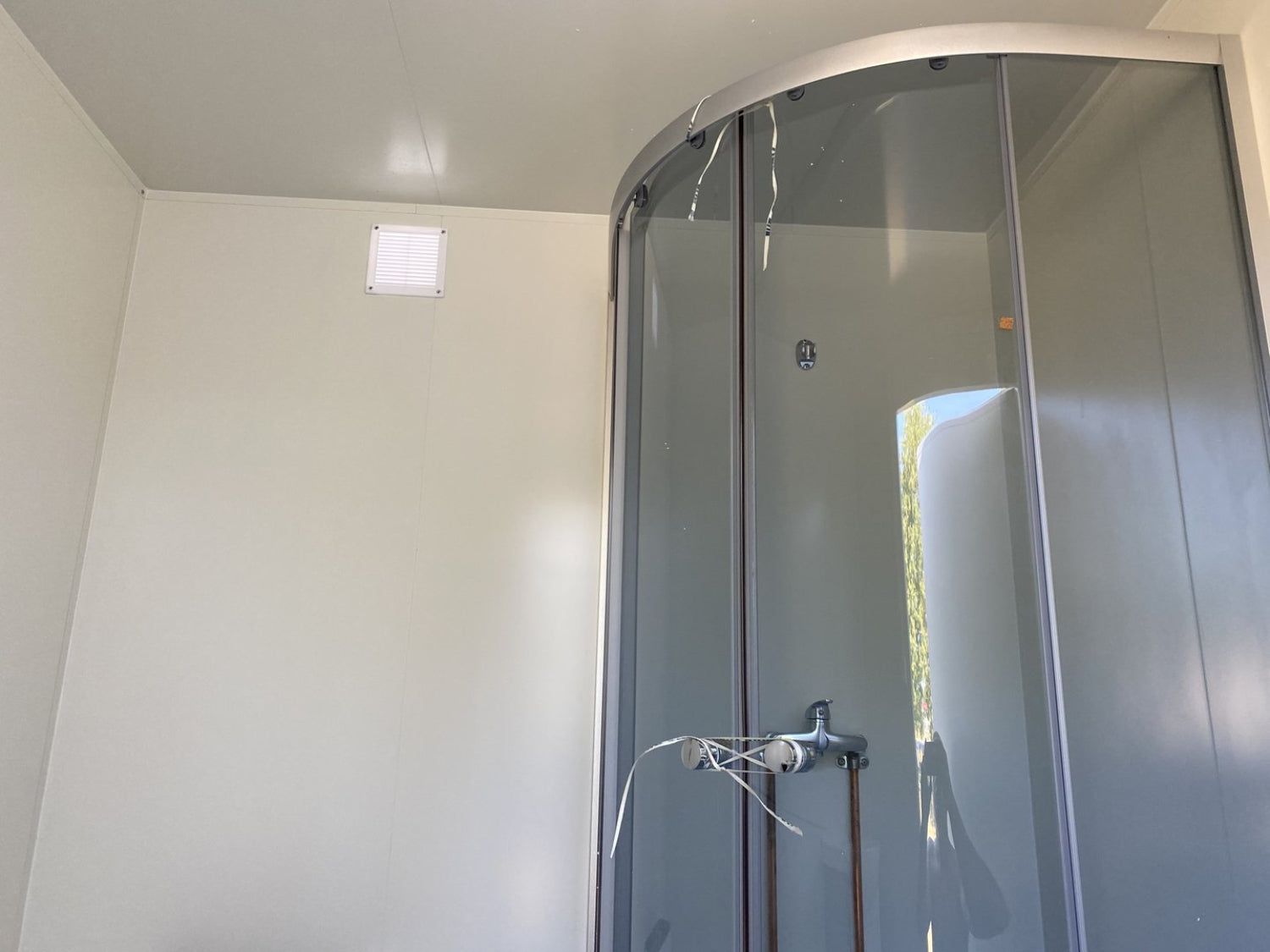 Mobiler_Toilettenwagen_mit_Doppel-WC_und_Dusche_Sofort_Einsatzbereit_ghh