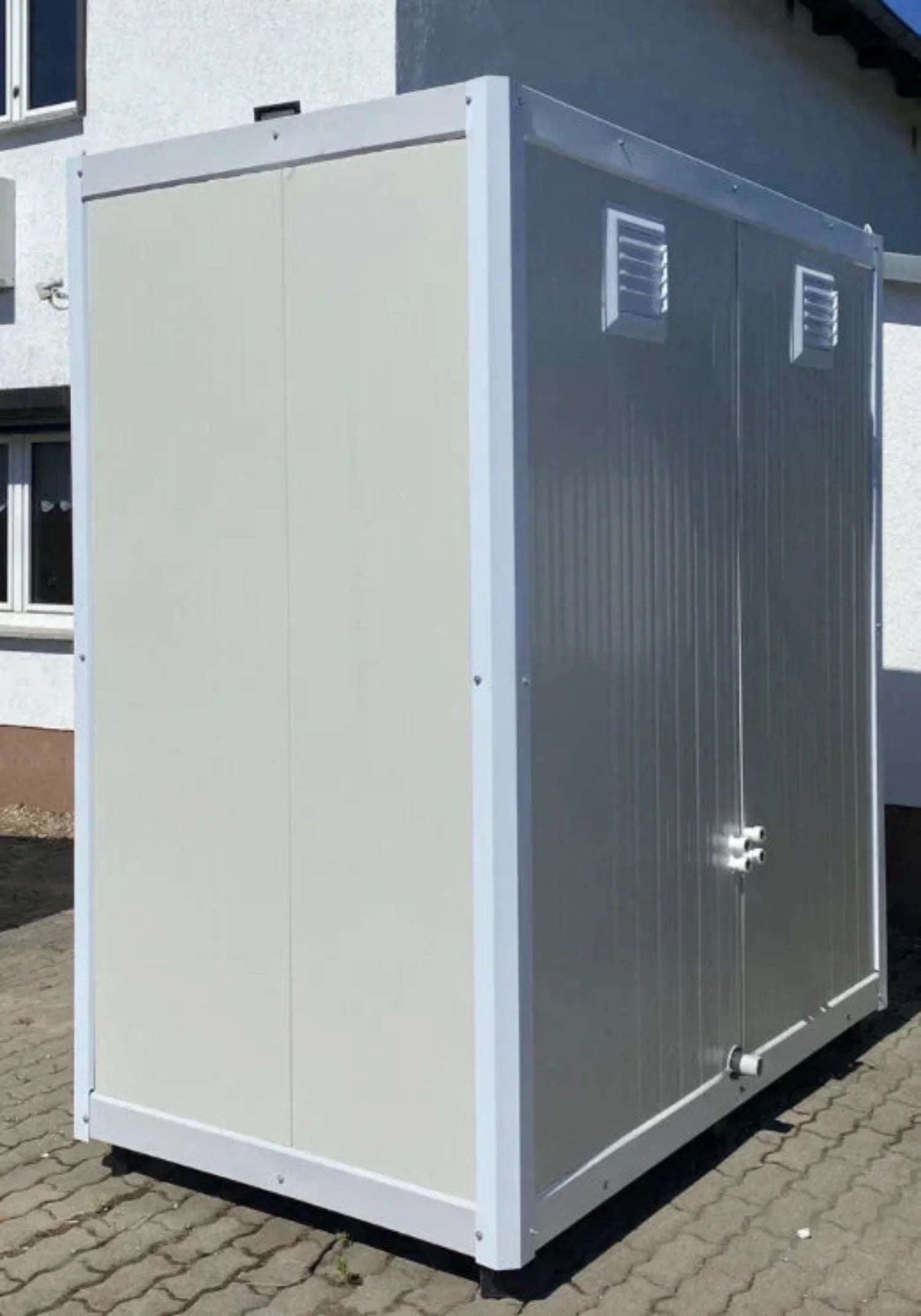 Sanitärcontainer 1,30 x 2,05 m mit Doppeldusche