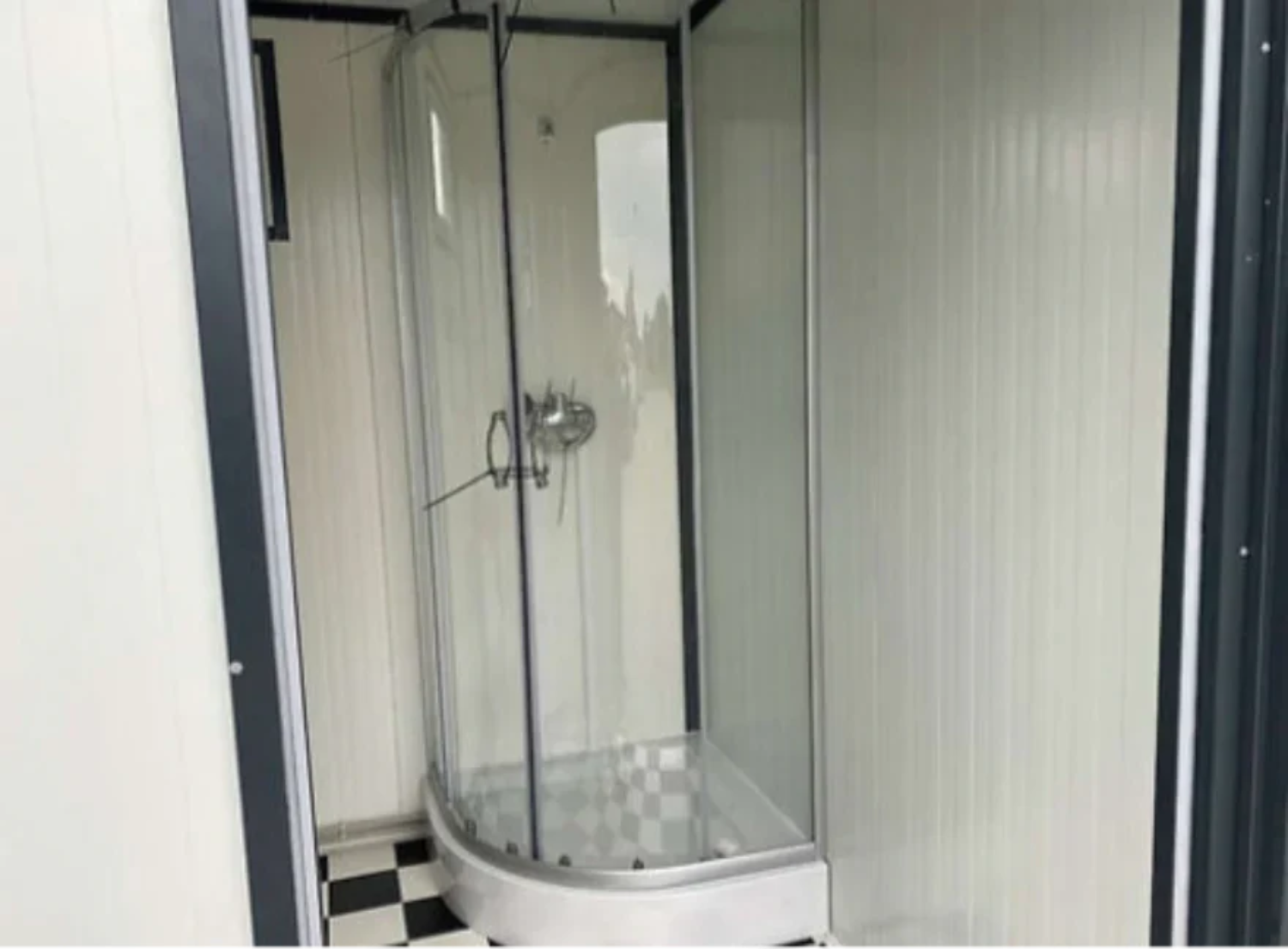 Sanitärcontainer 4 x 2 m mit Dusche und Doppel-WC – komplett ausgestatteter WC-Duschcontainer