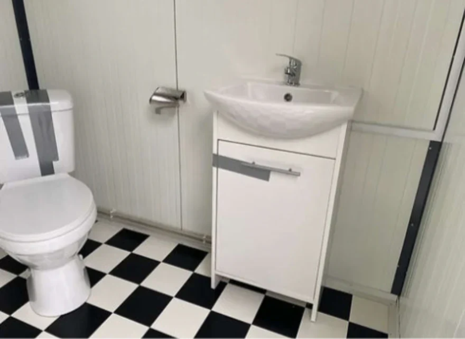 Sanitärcontainer 4 x 2 m mit Dusche und Doppel-WC – komplett ausgestatteter WC-Duschcontainer
