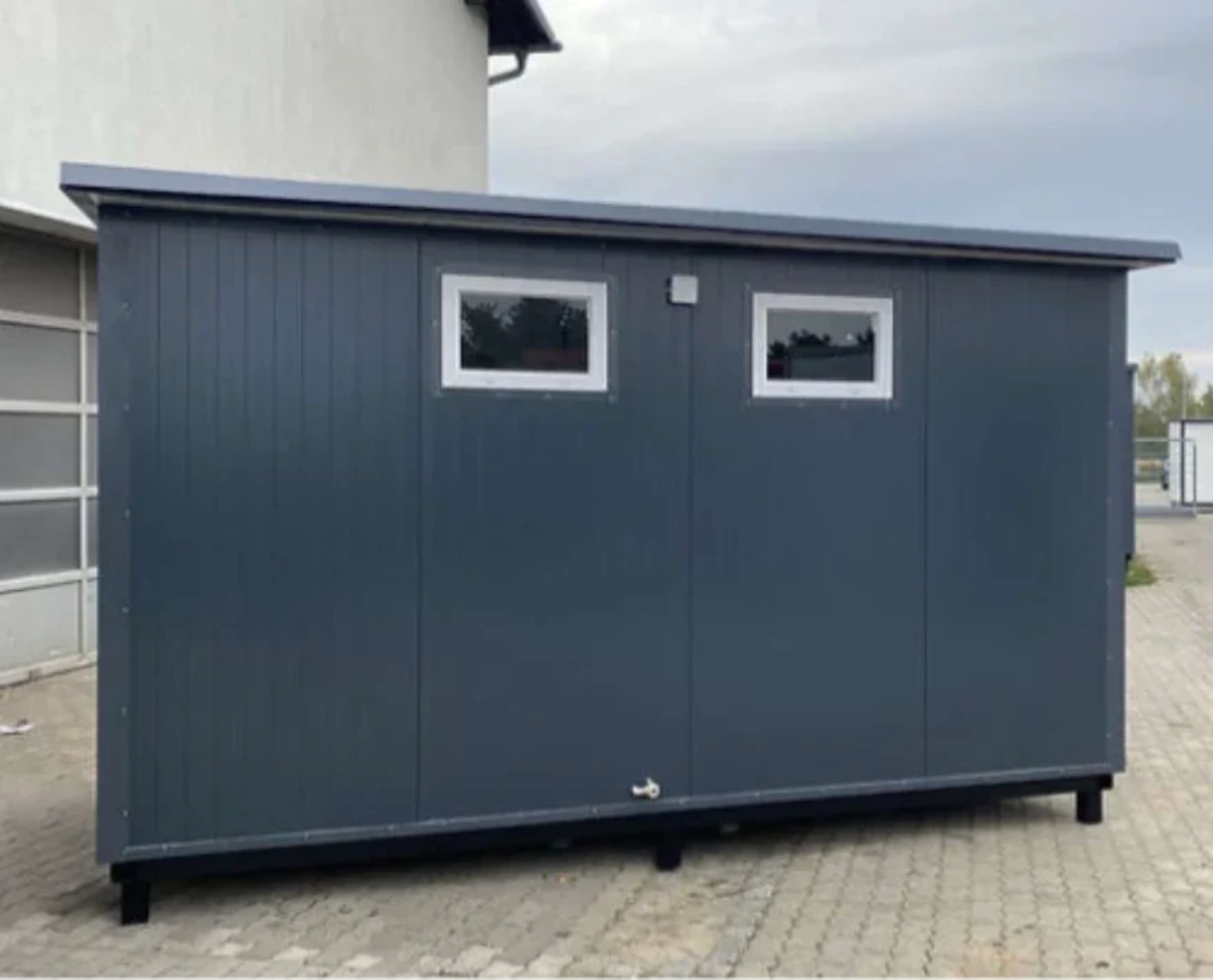Sanitärcontainer 4 x 2 m mit Dusche und Doppel-WC – komplett ausgestatteter WC-Duschcontainer