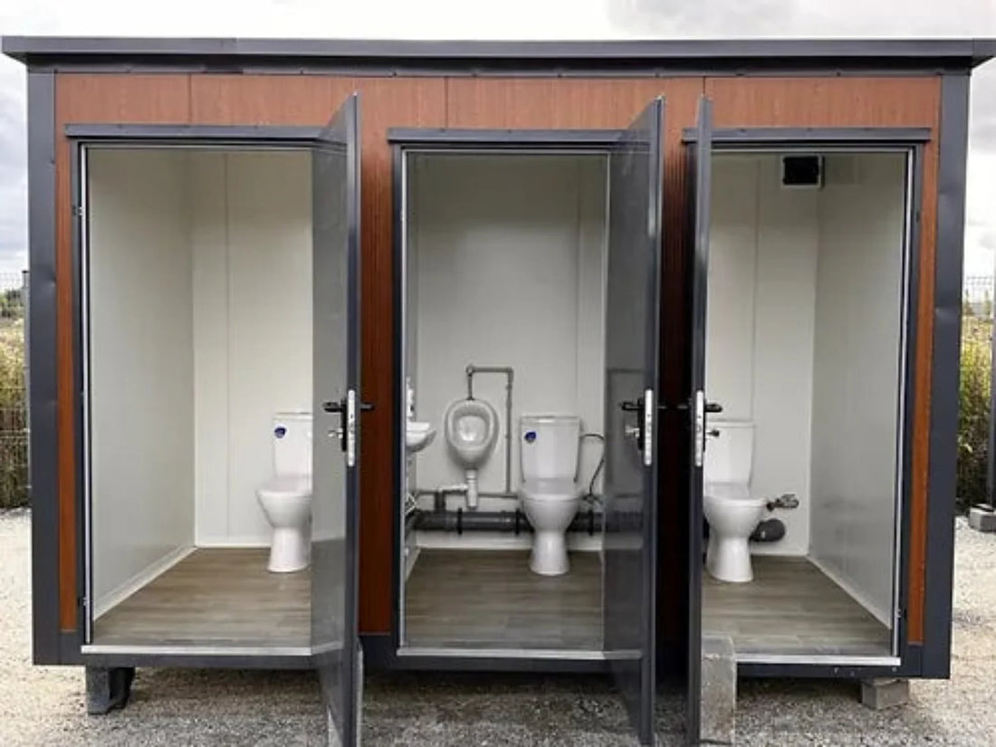 Sanitärcontainer vom Typ Pavilion mit Dreifachkabine