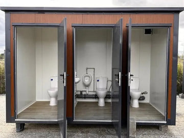 Sanitärcontainer vom Typ Pavilion mit Dreifachkabine