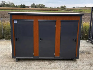 Sanitärcontainer vom Typ Pavilion mit Dreifachkabine